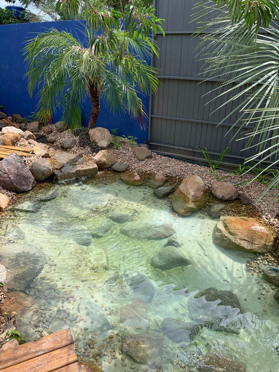 Cascata com rochas naturais em Lago Ornamental