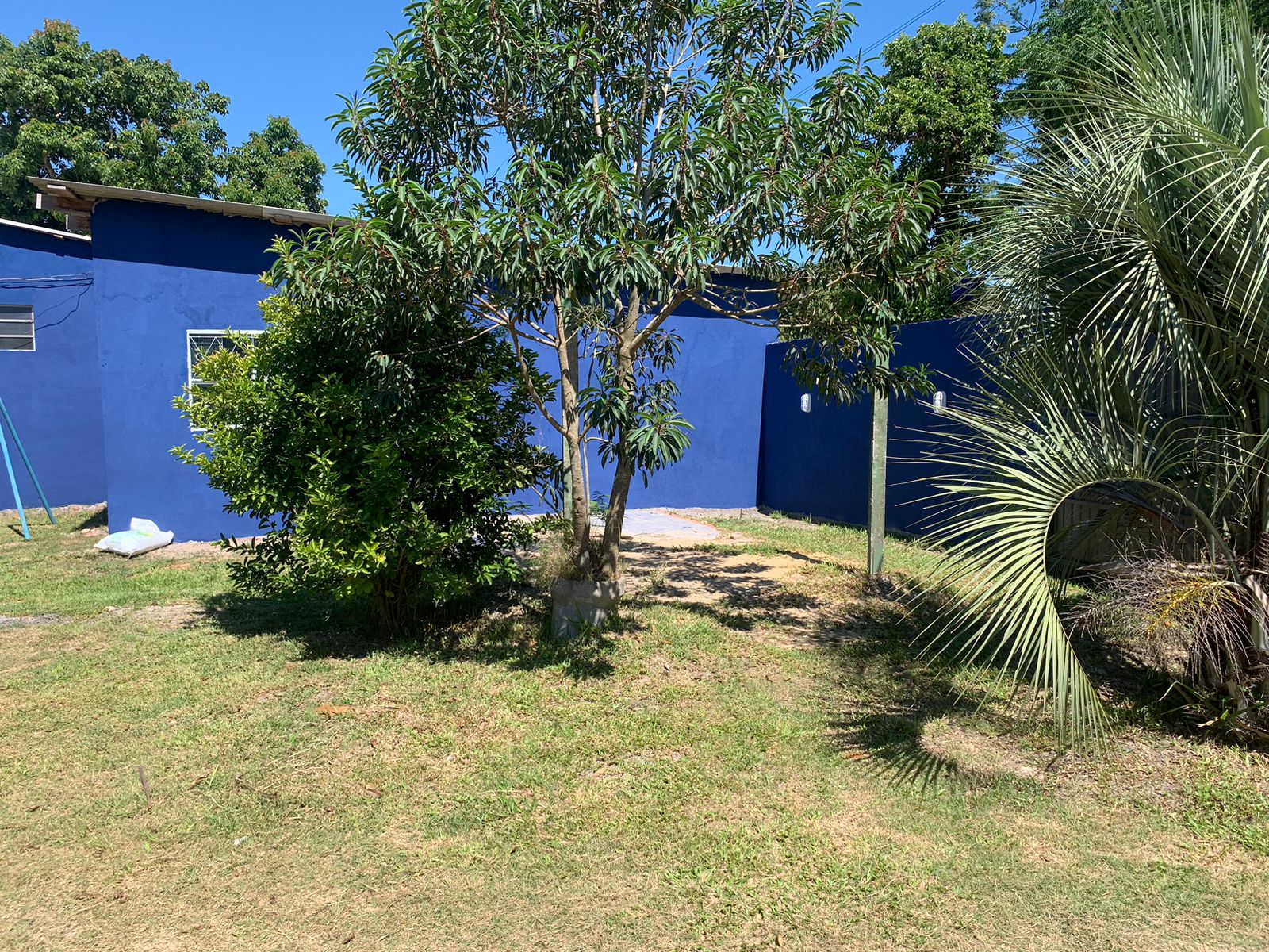 Lago ornamental em etapa de acabamento