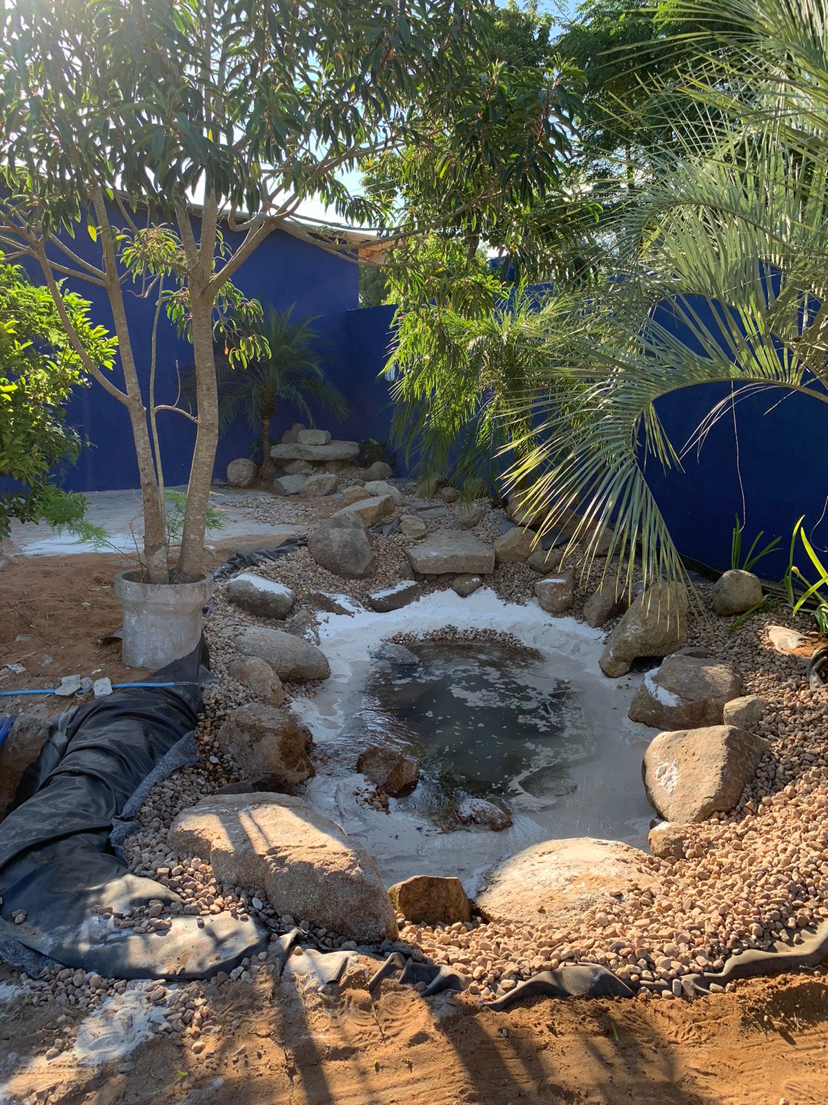 Estrutura bruta e manta impermeabilizante na construção do lago